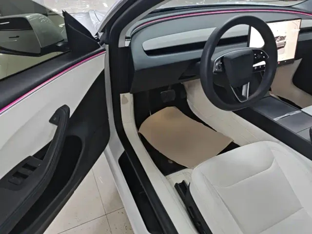 Tesla Model 3 — Фото автомобиля 15