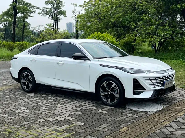 Changan Eado — Фото автомобиля 3