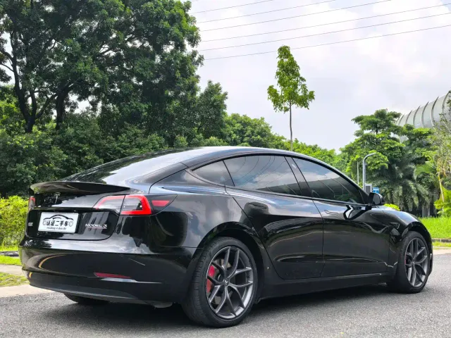 Tesla Model 3 — Фото автомобиля 11