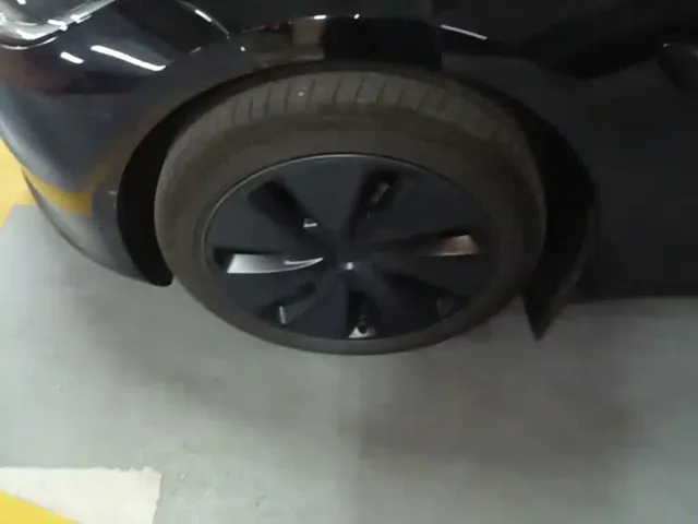 Tesla Model 3 — Фото автомобиля 22
