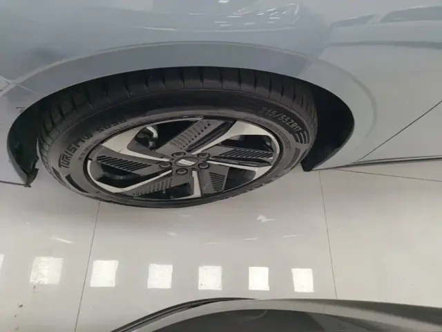 Geely Galaxy Galaxy L6 2024 125km PLUS Soaring Dragon Edition — Фото автомобиля 22