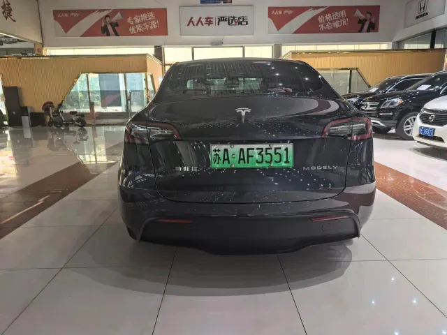 Tesla Model Y — Фото автомобиля 5