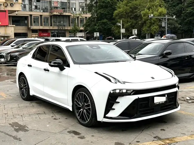 Lynk & Co 03 — Фото автомобиля 3