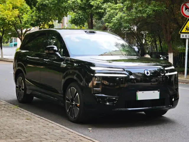 Denza N8L — Фото автомобиля 3