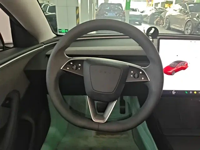 Tesla Model 3 — Фото автомобиля 10