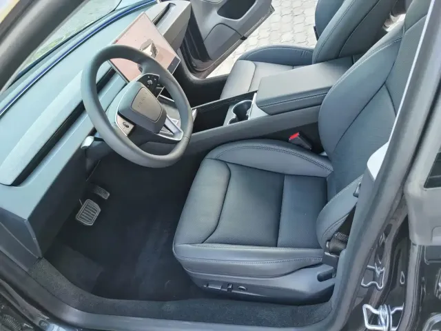 Tesla Model 3 — Фото автомобиля 10