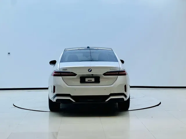 BMW 5 Series — Фото автомобиля 5