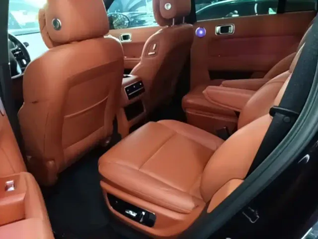 Li Auto L8 — Фото автомобиля 16