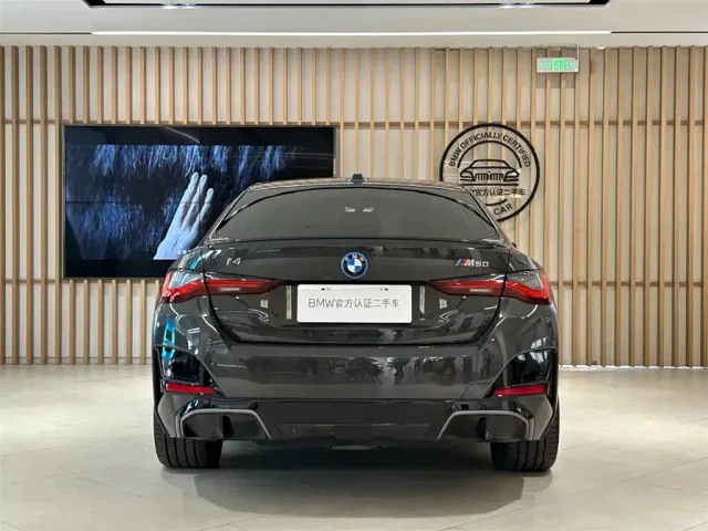 BMW i4 — Фото автомобиля 4