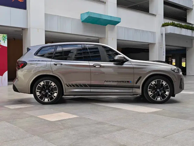 BMW iX3 — Фото автомобиля 4