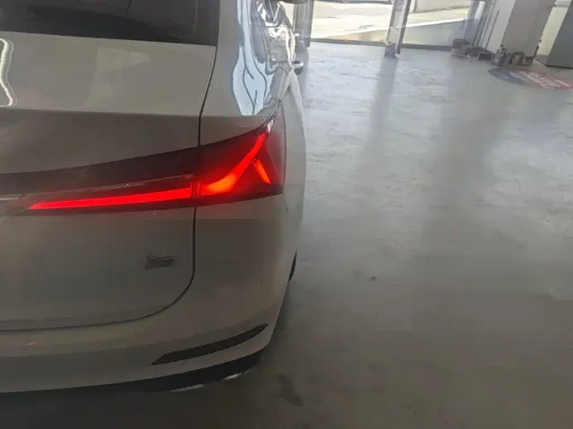 Roewe Roewe i5 2023 1.5L CVT Luxury Edition — Фото автомобиля 7