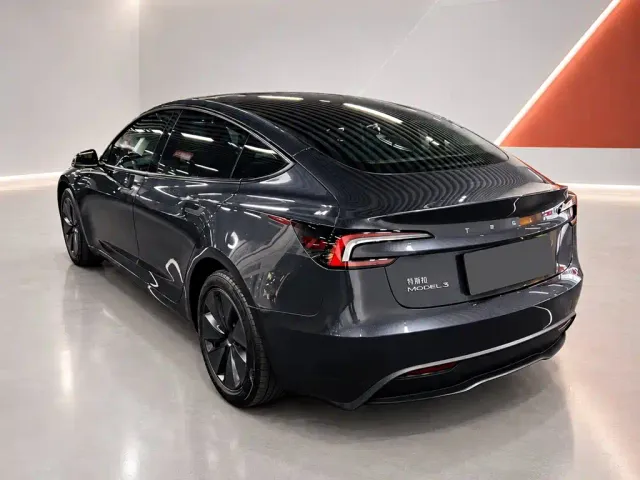 Tesla Model 3 — Фото автомобиля 4