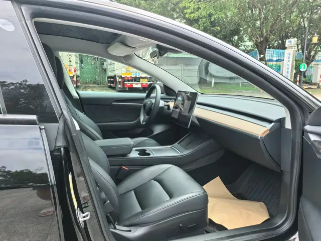 Tesla Model 3 — Фото автомобиля 10