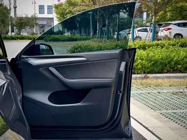 Tesla Model Y — Фото автомобиля 15