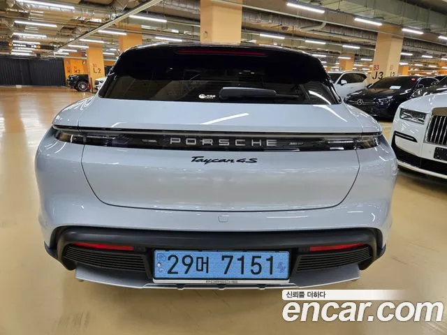 Porsche Taycan — Фото автомобиля 6