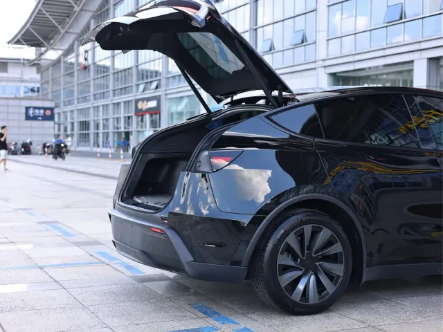 Tesla Model Y — Фото автомобиля 9