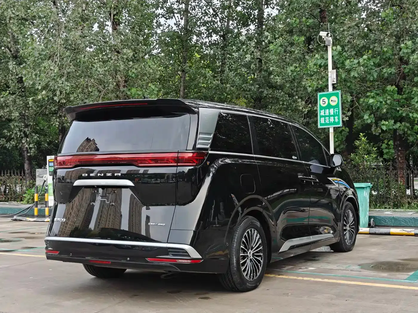 Denza Denza D9 2022 DM-i 970 AWD Flagship — Фото автомобиля 14