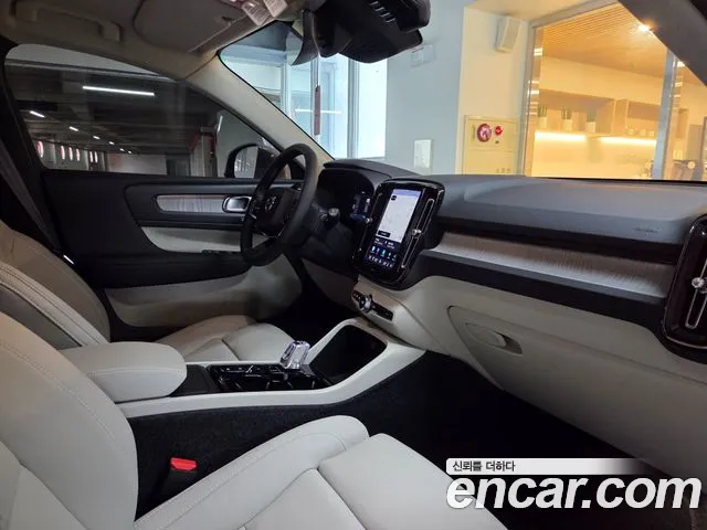 Вольво XC40 — Фото автомобиля 10