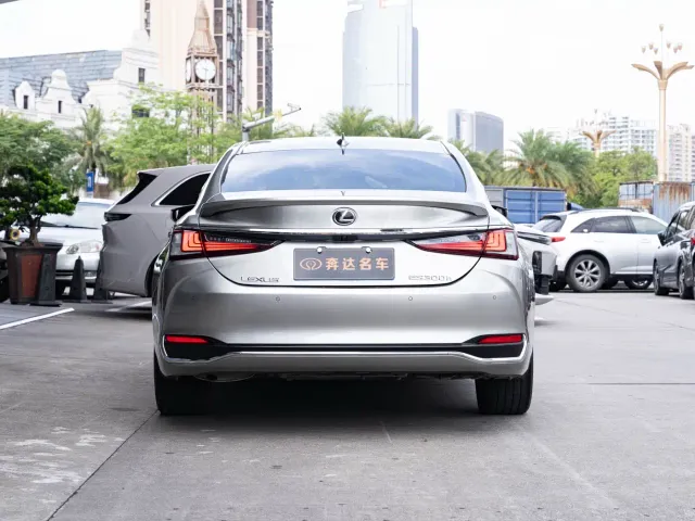 Lexus ES — Фото автомобиля 5