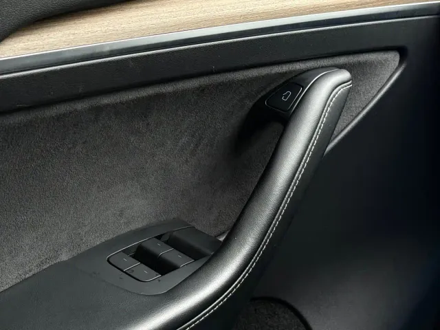 Tesla Model Y — Фото автомобиля 17