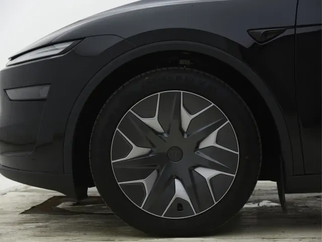 Tesla Model Y L — Фото автомобиля 12