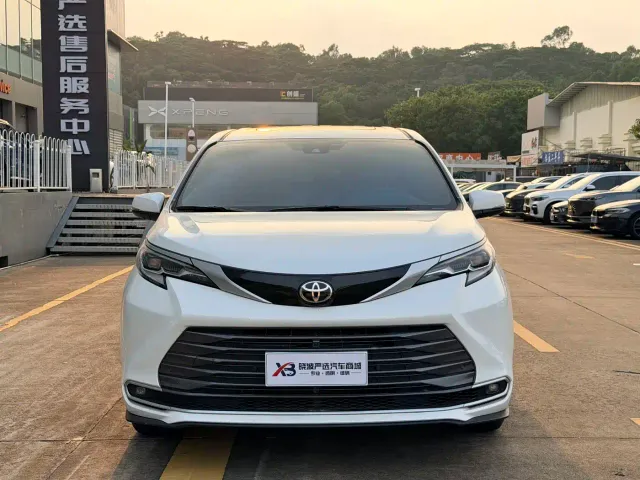 Toyota Sienna — Фото автомобиля 2