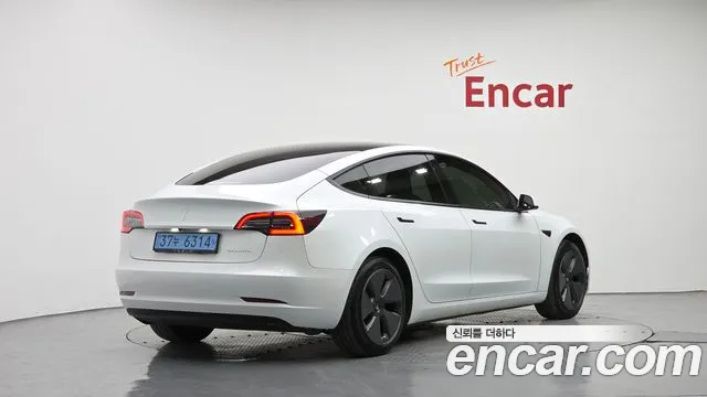 Tesla Model 3 — Фото автомобиля 2