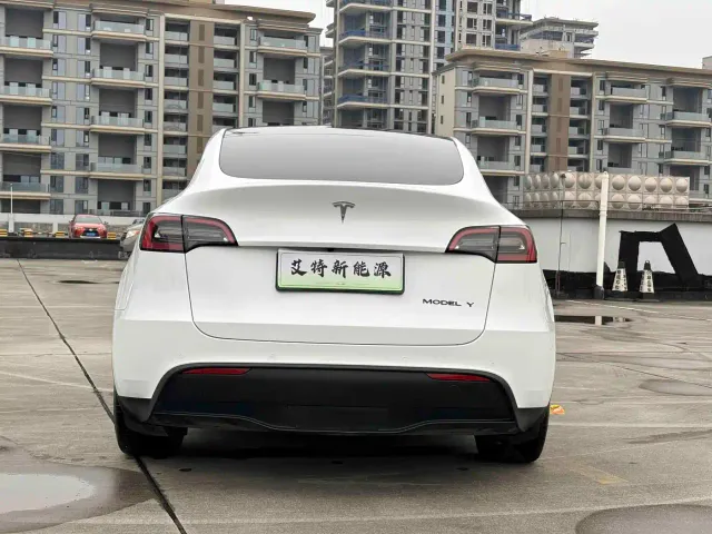 Tesla Model Y — Фото автомобиля 6