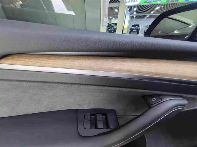 Tesla Model Y — Фото автомобиля 12