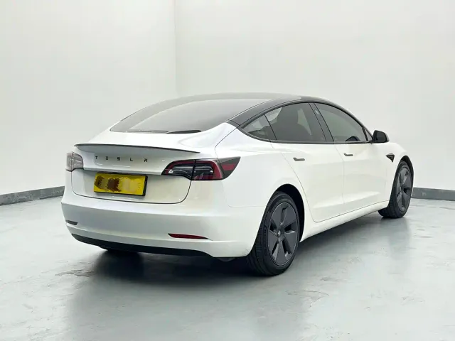 Tesla Model 3 — Фото автомобиля 5