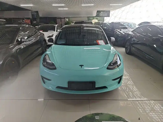 Tesla Model 3 — Фото автомобиля 2