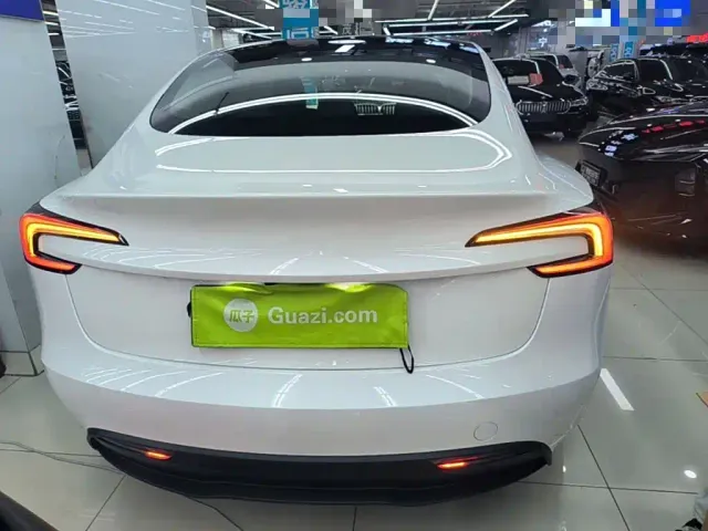 Tesla Model 3 — Фото автомобиля 5