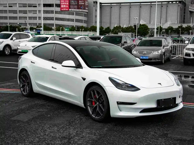 Tesla Model 3 — Фото автомобиля 3