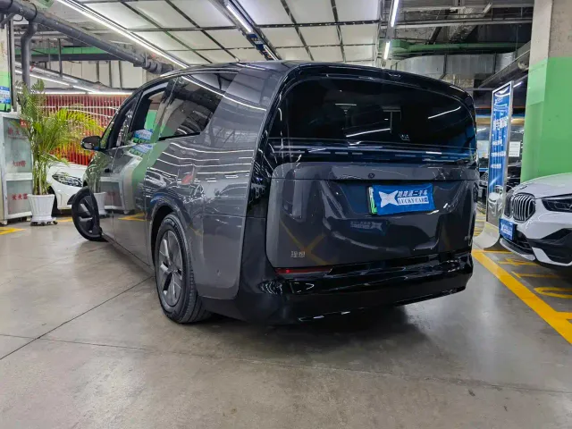 Li Auto MEGA — Фото автомобиля 4