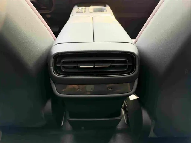 Xiaomi SU7 — Фото автомобиля 26
