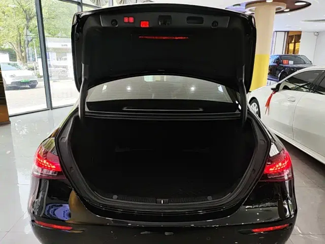 Mercedes-Benz E-Class — Фото автомобиля 18