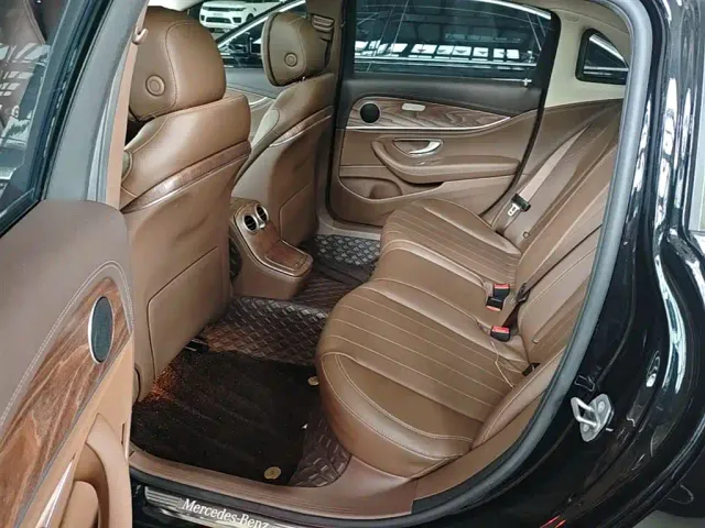 Mercedes-Benz E-Class — Фото автомобиля 16