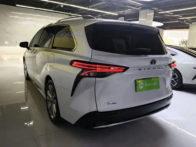 Toyota Sienna — Фото автомобиля 4