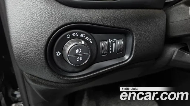 Jeep Renegade — Фото автомобиля 27