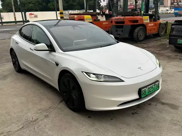 Tesla Model 3 — Фото автомобиля 3