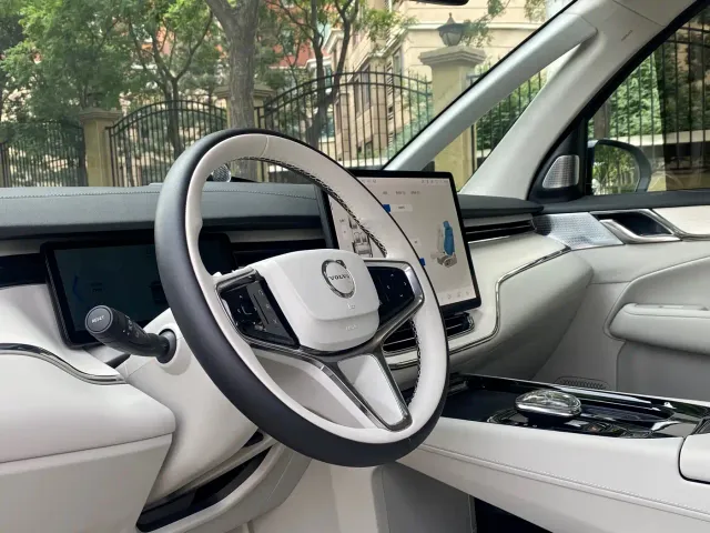 Volvo EM90 — Фото автомобиля 16