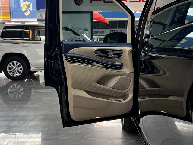Mercedes-Benz V-Class — Фото автомобиля 11