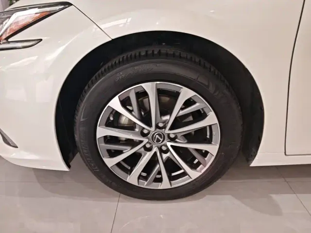 Lexus ES — Фото автомобиля 22