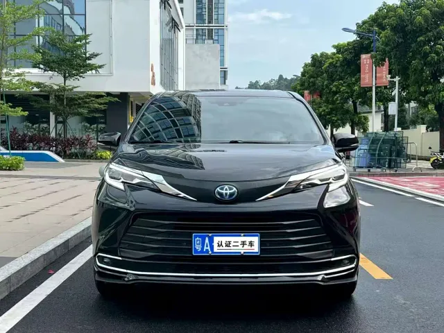 Toyota Sienna — Фото автомобиля 2