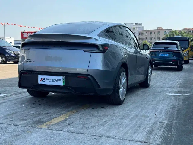 Tesla Model Y — Фото автомобиля 6