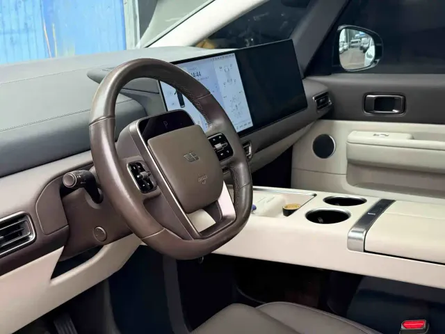 Li Auto MEGA — Фото автомобиля 3