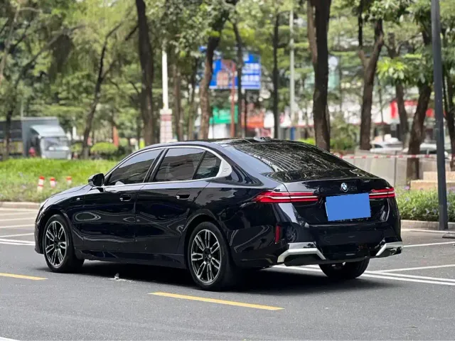 BMW 5 Series — Фото автомобиля 3