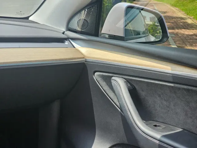 Tesla Model Y — Фото автомобиля 16