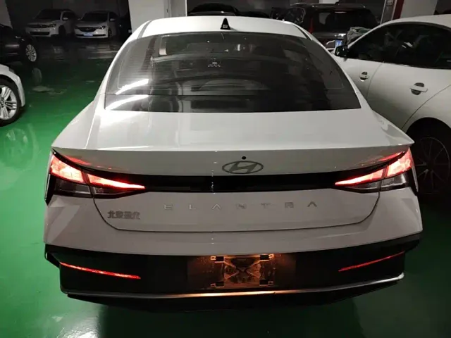Hyundai Elantra — Фото автомобиля 5
