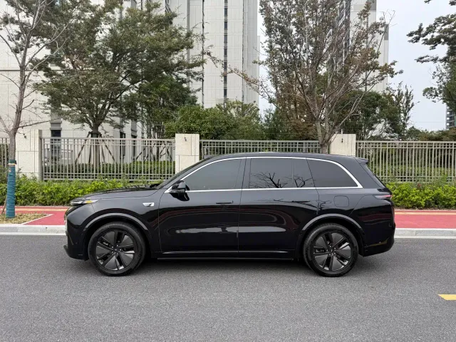 Li Auto L8 — Фото автомобиля 4